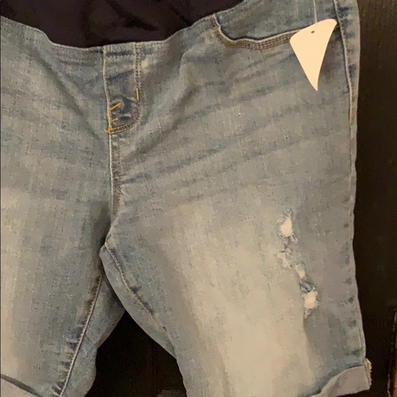 New Isabel Maternity distressed jean shorts 6 - Picture 2 of 5